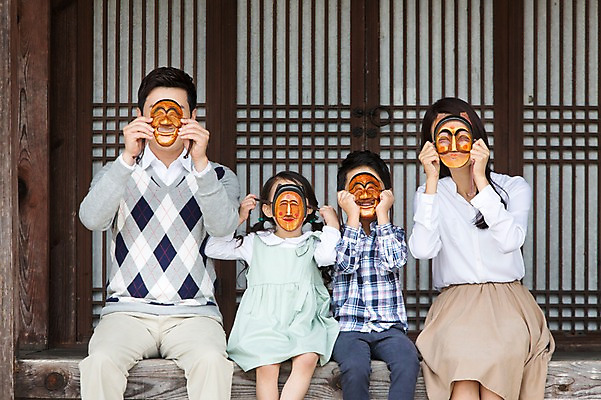 포토 JPG 여자 남자 딸 아들 어린이 가족 엄마 한옥 들기 사람 앉기 동양인 여러명 상반신 성인 앞모습 30대 유치원생 한국인 아빠 탈 부네탈 양반탈 국내포토 한국전통 뷰포인트 다수 고건축 관계 모션 가면 인종 장년 전통탈 파일형식