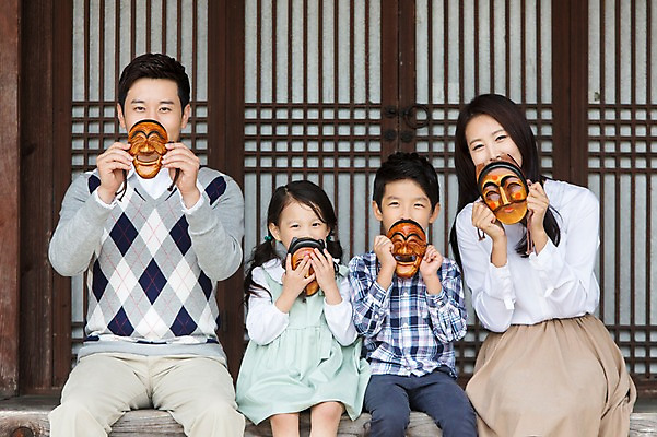 포토 JPG 여자 남자 딸 아들 어린이 가족 엄마 한옥 들기 사람 앉기 동양인 여러명 상반신 성인 앞모습 30대 유치원생 한국인 아빠 탈 부네탈 양반탈 국내포토 한국전통 뷰포인트 다수 고건축 관계 모션 가면 인종 장년 전통탈 파일형식