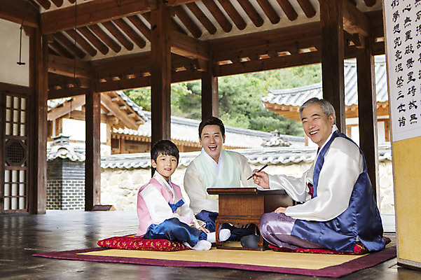 포토 JPG 한국문화 전통 명절 할아버지 노년 남자 전통문화 아들 어린이 가족 손자 한옥 실내 웃음 사람 앉기 동양인 성인 옆모습 세명 30대 설날 추석 유치원생 한국인 아빠 60대 한복 삼대 손주 차례준비 남자만 국내포토 동양문화 한국전통 기념일 문화 뷰포인트 고건축 관계 모션 한국 표정 인종 내부 장년 전통의상 준비 파일형식