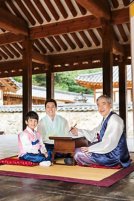 포토 JPG 한국문화 전통 명절 할아버지 노년 남자 전통문화 아들 어린이 가족 손자 한옥 실내 웃음 사람 앉기 동양인 성인 옆모습 세명 30대 설날 추석 유치원생 한국인 아빠 60대 한복 삼대 손주 차례준비 남자만 국내포토 동양문화 한국전통 기념일 문화 뷰포인트 고건축 관계 모션 한국 표정 인종 내부 장년 전통의상 준비 파일형식