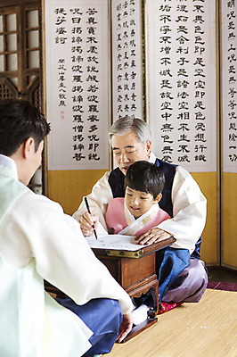 포토 JPG 한국문화 전통 명절 할아버지 노년 남자 전통문화 어린이 가족 손자 실내 사람 앉기 동양인 성인 세명 설날 추석 유치원생 한국인 60대 한복 손주 병풍 차례준비 남자만 국내포토 동양문화 한국전통 기념일 문화 관계 모션 한국 인종 내부 전통의상 준비 파일형식