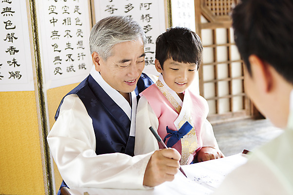 포토 JPG 한국문화 전통 명절 할아버지 노년 남자 전통문화 어린이 가족 손자 실내 웃음 사람 동양인 상반신 성인 세명 설날 추석 유치원생 한국인 60대 한복 손주 병풍 차례준비 남자만 국내포토 동양문화 한국전통 기념일 문화 관계 한국 표정 인종 내부 전통의상 준비 파일형식