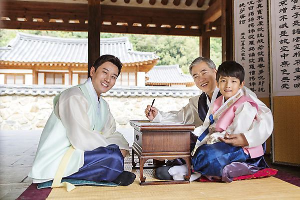 포토 JPG 한국문화 전통 명절 할아버지 노년 남자 전통문화 아들 어린이 가족 손자 한옥 실내 웃음 사람 앉기 동양인 성인 옆모습 세명 30대 설날 추석 유치원생 한국인 아빠 60대 한복 삼대 손주 차례준비 남자만 국내포토 동양문화 한국전통 기념일 문화 뷰포인트 고건축 관계 모션 한국 표정 인종 내부 장년 전통의상 준비 파일형식