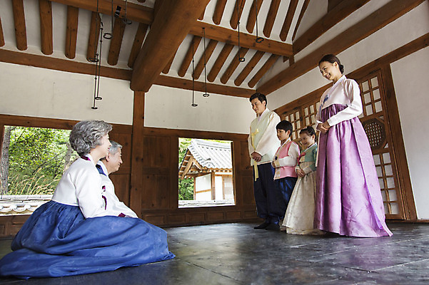 포토 JPG 전신 여자 명절 할아버지 노년 남자 딸 아들 할머니 어린이 가족 엄마 손자 손녀 한옥 대가족 실내 서기 사람 앉기 동양인 여러명 성인 30대 설날 추석 유치원생 한국인 아빠 60대 한복 손주 세배 손모으기 6인가족 국내포토 한국전통 전통 기념일 다수 고건축 관계 모션 인종 손짓 내부 장년 절_인사 전통의상 파일형식