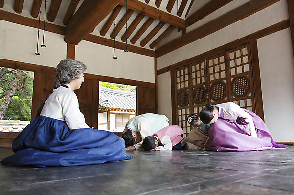 포토 JPG 전신 여자 명절 할아버지 노년 남자 딸 아들 할머니 어린이 엎드리기 가족 엄마 손자 손녀 한옥 대가족 실내 숙이기 사람 앉기 동양인 여러명 성인 30대 설날 추석 유치원생 한국인 아빠 60대 한복 손주 세배 6인가족 국내포토 한국전통 전통 기념일 포즈 다수 고건축 관계 모션 인종 내부 장년 절_인사 전통의상 파일형식
