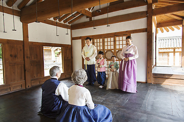 포토 JPG 전신 여자 명절 할아버지 남자 딸 아들 할머니 어린이 가족 엄마 손자 손녀 한옥 대가족 실내 서기 사람 앉기 동양인 여러명 성인 뒷모습 30대 설날 추석 유치원생 한국인 아빠 한복 손주 세배 손모으기 6인가족 국내포토 한국전통 전통 기념일 노년 뷰포인트 다수 고건축 관계 모션 인종 손짓 내부 장년 절_인사 전통의상 파일형식