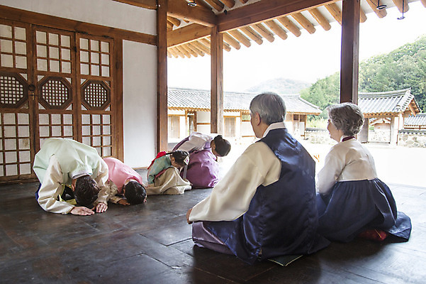 포토 JPG 여자 명절 할아버지 남자 딸 아들 할머니 어린이 엎드리기 가족 엄마 손자 손녀 한옥 대가족 실내 숙이기 사람 앉기 동양인 여러명 성인 뒷모습 설날 추석 한국인 절 아빠 한복 손주 세배 6인가족 국내포토 한국전통 전통 기념일 노년 뷰포인트 포즈 다수 고건축 관계 모션 인종 내부 인사 절_인사 전통의상 파일형식