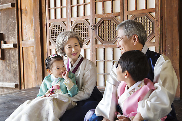 포토 JPG 여자 명절 할아버지 노년 남자 할머니 어린이 가족 안기 손자 손녀 한옥 실내 웃음 사람 앉기 동양인 여러명 상반신 성인 설날 마주보기 추석 유치원생 한국인 60대 한복 손주 국내포토 한국전통 전통 기념일 다수 고건축 관계 모션 표정 인종 내부 전통의상 파일형식