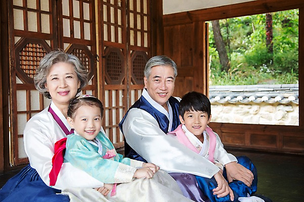 포토 JPG 여자 명절 할아버지 노년 남자 할머니 어린이 가족 안기 손자 손녀 한옥 실내 웃음 사람 앉기 동양인 여러명 상반신 성인 설날 추석 유치원생 한국인 60대 한복 손주 국내포토 한국전통 전통 기념일 다수 고건축 관계 모션 표정 인종 내부 전통의상 파일형식