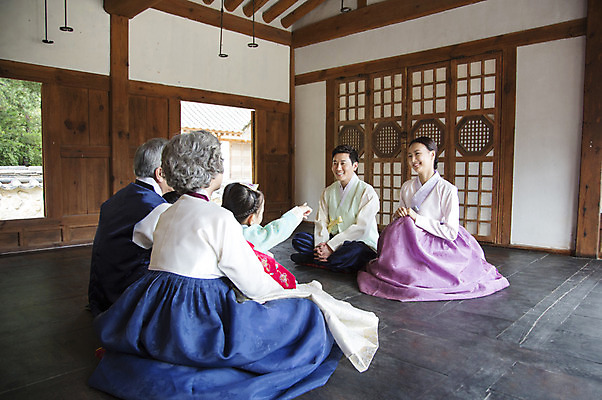 포토 JPG 전신 여자 명절 할아버지 노년 남자 딸 할머니 어린이 가족 엄마 손녀 한옥 대가족 실내 웃음 사람 앉기 동양인 여러명 성인 30대 설날 추석 유치원생 한국인 아빠 60대 한복 손주 6인가족 국내포토 한국전통 전통 기념일 다수 고건축 관계 모션 표정 인종 내부 장년 전통의상 파일형식