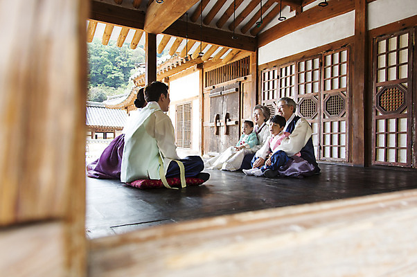 포토 JPG 전신 여자 명절 할아버지 노년 남자 딸 아들 할머니 어린이 가족 엄마 손자 손녀 한옥 대가족 실내 웃음 사람 앉기 동양인 여러명 성인 30대 마주보기 유치원생 한국인 아빠 60대 손주 6인가족 국내포토 한국전통 전통 기념일 다수 고건축 관계 모션 표정 인종 내부 장년 파일형식