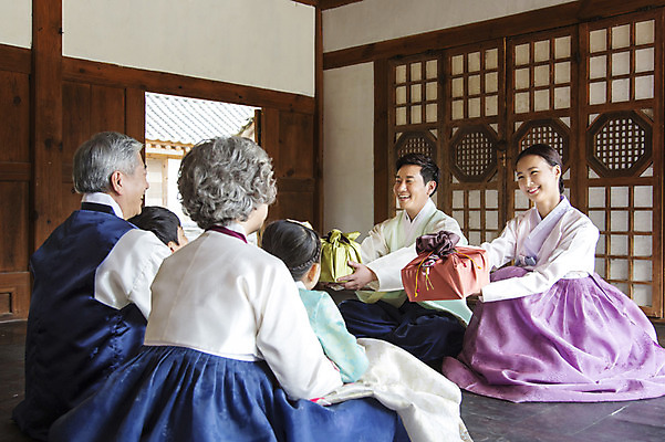 포토 JPG 여자 명절 할아버지 남자 할머니 가족 엄마 손자 손녀 한옥 대가족 실내 선물 웃음 사람 앉기 동양인 여러명 성인 뒷모습 30대 선물상자 설날 추석 한국인 아빠 한복 손주 주기 6인가족 추석선물 성인만 설선물 국내포토 한국전통 전통 기념일 노년 뷰포인트 다수 고건축 관계 모션 표정 인종 내부 장년 상자 전통의상 파일형식 명절선물