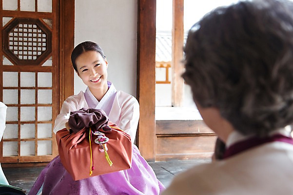 포토 JPG 여자 명절 할머니 가족 엄마 한옥 실내 선물 웃음 사람 앉기 동양인 상반신 성인 두명 앞모습 뒷모습 30대 선물상자 설날 추석 한국인 한복 주기 추석선물 여자만 성인여자만 성인만 설선물 국내포토 한국전통 전통 기념일 노년 뷰포인트 고건축 관계 모션 표정 인종 내부 장년 상자 전통의상 파일형식 명절선물
