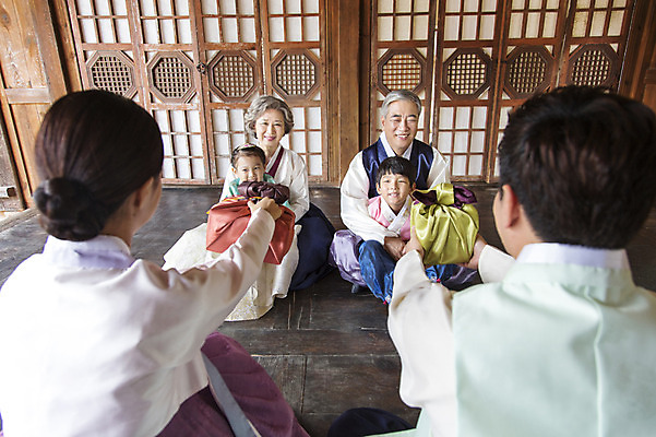 포토 JPG 여자 명절 할아버지 노년 남자 할머니 어린이 가족 엄마 손자 손녀 한옥 대가족 실내 선물 사람 앉기 동양인 여러명 상반신 성인 앞모습 뒷모습 선물상자 설날 추석 유치원생 한국인 아빠 60대 한복 손주 주기 6인가족 추석선물 설선물 국내포토 한국전통 전통 기념일 뷰포인트 다수 고건축 관계 모션 인종 내부 상자 전통의상 파일형식 명절선물