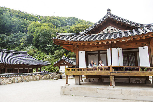 포토 JPG 주간 여자 명절 할아버지 노년 남자 할머니 어린이 가족 손녀 한옥 사람 동양인 상반신 성인 야외 세명 설날 추석 유치원생 한국인 60대 한복 손주 국내포토 자연요소 한국전통 전통 기념일 고건축 관계 인종 전통의상 파일형식