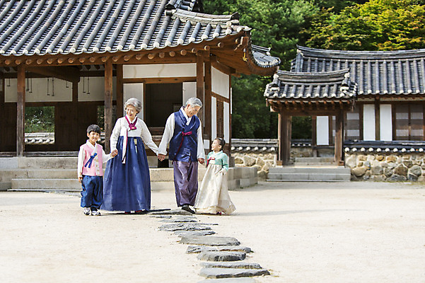 포토 JPG 주간 전신 여자 명절 할아버지 노년 남자 할머니 어린이 가족 손자 손녀 한옥 서기 웃음 사람 동양인 여러명 성인 야외 앞모습 설날 걷기 추석 손잡기 산책 유치원생 한국인 60대 한복 손주 국내포토 자연요소 한국전통 전통 기념일 뷰포인트 다수 고건축 관계 모션 휴식 표정 인종 전통의상 파일형식