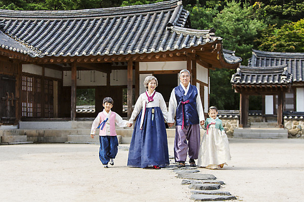 포토 JPG 주간 전신 여자 명절 할아버지 노년 남자 할머니 어린이 가족 손자 손녀 한옥 서기 웃음 사람 동양인 여러명 성인 야외 앞모습 설날 걷기 추석 손잡기 산책 유치원생 한국인 60대 한복 손주 국내포토 자연요소 한국전통 전통 기념일 뷰포인트 다수 고건축 관계 모션 휴식 표정 인종 전통의상 파일형식