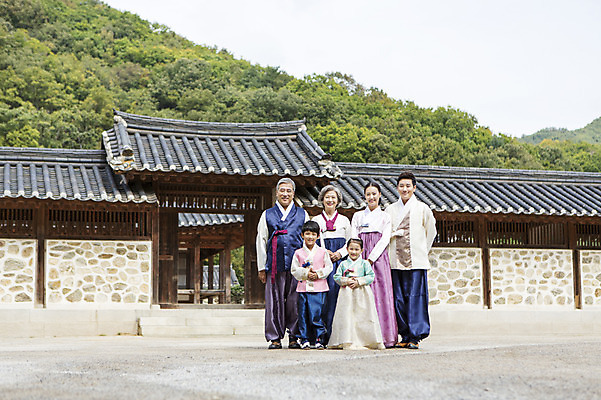 포토 JPG 주간 전신 여자 할아버지 노년 남자 딸 아들 할머니 어린이 가족 엄마 손자 손녀 한옥 대가족 서기 웃음 사람 동양인 여러명 성인 야외 앞모습 30대 유치원생 한국인 아빠 60대 한복 손주 6인가족 국내포토 자연요소 한국전통 뷰포인트 다수 고건축 관계 모션 표정 인종 장년 전통의상 파일형식