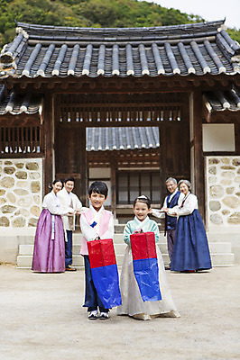 포토 JPG 주간 전신 여자 명절 남자 딸 아들 어린이 가족 손자 손녀 한옥 대가족 서기 웃음 들기 사람 동양인 여러명 성인 야외 앞모습 설날 추석 유치원생 한국인 한복 손주 청사초롱 국내포토 자연요소 한국전통 전통 기념일 뷰포인트 다수 고건축 관계 모션 표정 인종 전통의상 초롱 파일형식