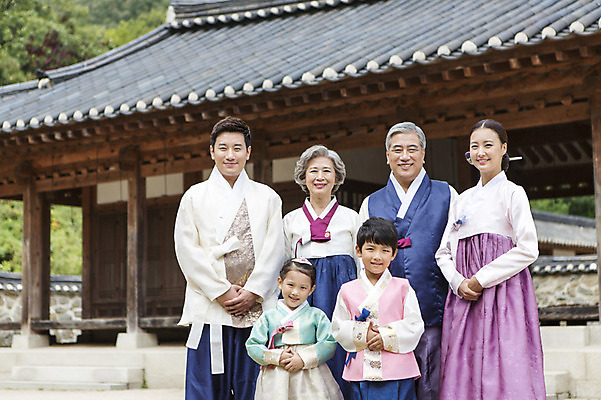 포토 JPG 주간 여자 명절 할아버지 노년 남자 딸 아들 할머니 어린이 가족 엄마 손자 손녀 한옥 대가족 서기 웃음 사람 동양인 여러명 상반신 성인 야외 앞모습 30대 설날 추석 유치원생 한국인 아빠 60대 한복 손주 손모으기 6인가족 국내포토 자연요소 한국전통 전통 기념일 뷰포인트 다수 고건축 관계 모션 표정 인종 손짓 장년 전통의상 파일형식