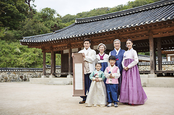 포토 JPG 주간 전신 여자 명절 할아버지 노년 남자 딸 아들 할머니 어린이 가족 엄마 손자 손녀 한옥 대가족 안내 서기 웃음 사람 동양인 여러명 성인 야외 앞모습 30대 설날 추석 유치원생 한국인 아빠 60대 한복 두루마리 알림 손주 손모으기 6인가족 국내포토 자연요소 한국전통 전통 기념일 뷰포인트 다수 고건축 관계 모션 표정 인종 손짓 장년 전통의상 파일형식
