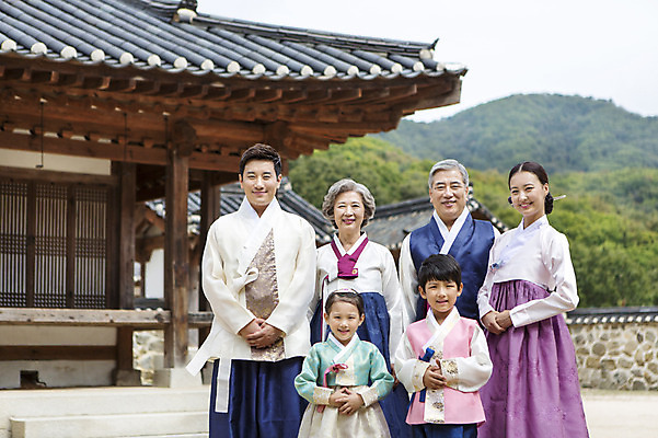 포토 JPG 여자 명절 할아버지 노년 남자 딸 아들 할머니 어린이 가족 엄마 손자 손녀 한옥 대가족 서기 웃음 사람 동양인 여러명 상반신 성인 야외 앞모습 30대 설날 추석 유치원생 한국인 아빠 60대 한복 손주 손모으기 6인가족 국내포토 한국전통 전통 기념일 뷰포인트 다수 고건축 관계 모션 표정 인종 손짓 장년 전통의상 파일형식