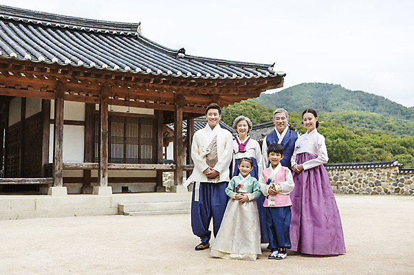 포토 JPG 주간 전신 여자 명절 할아버지 노년 남자 딸 아들 할머니 어린이 가족 엄마 손자 손녀 한옥 대가족 서기 웃음 사람 동양인 여러명 성인 야외 앞모습 30대 설날 추석 유치원생 한국인 아빠 60대 한복 손주 손모으기 6인가족 국내포토 자연요소 한국전통 전통 기념일 뷰포인트 다수 고건축 관계 모션 표정 인종 손짓 장년 전통의상 파일형식