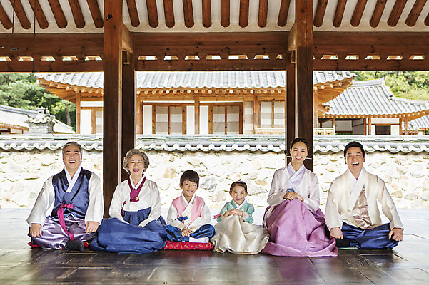 포토 JPG 전신 여자 명절 할아버지 노년 남자 딸 아들 할머니 어린이 가족 엄마 손자 손녀 한옥 대가족 실내 웃음 사람 앉기 동양인 여러명 성인 앞모습 30대 설날 추석 유치원생 한국인 마루 아빠 60대 한복 손주 6인가족 국내포토 한국전통 전통 기념일 뷰포인트 다수 고건축 관계 모션 바닥 표정 인종 내부 장년 전통의상 파일형식