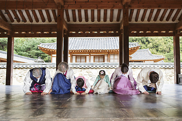 포토 JPG 전신 여자 명절 할아버지 노년 남자 딸 아들 할머니 어린이 엎드리기 가족 엄마 손자 손녀 한옥 대가족 실내 숙이기 허리숙이기 사람 앉기 동양인 여러명 상반신 성인 앞모습 30대 설날 추석 유치원생 한국인 절 마루 아빠 60대 한복 손주 세배 6인가족 국내포토 한국전통 전통 기념일 뷰포인트 포즈 다수 고건축 관계 모션 바닥 인종 내부 장년 인사 절_인사 전통의상 파일형식