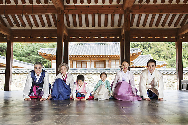 포토 JPG 전신 여자 명절 할아버지 노년 남자 딸 아들 할머니 어린이 엎드리기 가족 엄마 손자 손녀 한옥 대가족 실내 웃음 사람 앉기 동양인 여러명 상반신 성인 앞모습 30대 설날 추석 유치원생 한국인 절 마루 아빠 60대 한복 손주 세배 6인가족 국내포토 한국전통 전통 기념일 뷰포인트 다수 고건축 관계 모션 바닥 표정 인종 내부 장년 인사 절_인사 전통의상 파일형식