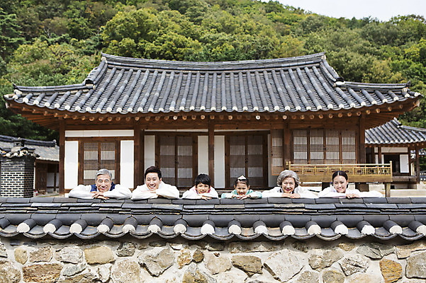 포토 JPG 주간 여자 할아버지 노년 남자 딸 아들 할머니 어린이 가족 엄마 손자 손녀 한옥 대가족 웃음 사람 동양인 여러명 상반신 성인 야외 앞모습 30대 담장 유치원생 한국인 아빠 60대 한복 손주 6인가족 국내포토 자연요소 한국전통 뷰포인트 다수 고건축 관계 표정 인종 장년 전통의상 파일형식