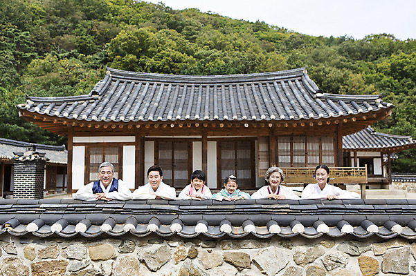 포토 JPG 주간 여자 할아버지 노년 남자 딸 아들 할머니 어린이 가족 엄마 손자 손녀 한옥 대가족 웃음 사람 동양인 여러명 상반신 성인 야외 앞모습 30대 담장 유치원생 한국인 아빠 60대 한복 손주 6인가족 국내포토 자연요소 한국전통 뷰포인트 다수 고건축 관계 표정 인종 장년 전통의상 파일형식