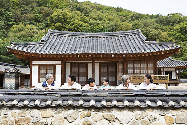 포토 JPG 주간 할아버지 노년 남자 딸 아들 할머니 어린이 가족 엄마 손자 손녀 한옥 대가족 웃음 사람 동양인 여러명 상반신 성인 야외 앞모습 30대 담장 마주보기 유치원생 한국인 아빠 60대 한복 손주 6인가족 국내포토 자연요소 한국전통 여자 뷰포인트 다수 고건축 관계 모션 표정 인종 장년 전통의상 파일형식