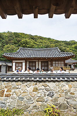 포토 JPG 주간 여자 할아버지 노년 남자 딸 아들 할머니 어린이 가족 엄마 손자 손녀 한옥 대가족 웃음 사람 동양인 여러명 상반신 성인 야외 앞모습 30대 담장 마주보기 유치원생 한국인 아빠 60대 한복 손주 처마 6인가족 국내포토 자연요소 한국전통 뷰포인트 다수 고건축 관계 모션 표정 인종 장년 전통의상 파일형식