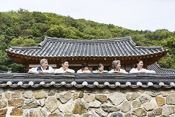 포토 JPG 주간 할아버지 노년 남자 딸 아들 할머니 어린이 가족 엄마 손자 손녀 한옥 대가족 웃음 사람 동양인 여러명 상반신 성인 야외 앞모습 30대 담장 유치원생 한국인 아빠 60대 한복 손주 6인가족 국내포토 자연요소 한국전통 여자 뷰포인트 다수 고건축 관계 표정 인종 장년 전통의상 파일형식