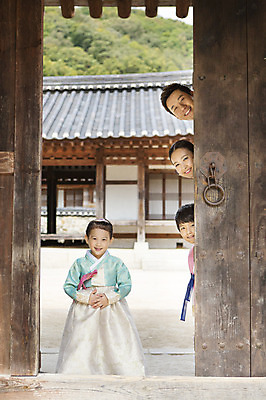 포토 JPG 주간 여자 명절 남자 딸 아들 얼굴 어린이 가족 엄마 한옥 서기 웃음 사람 동양인 여러명 상반신 야외 앞모습 신체부위 설날 문 추석 유치원생 한국인 아빠 한복 대문 손모으기 여자만 국내포토 자연요소 한국전통 전통 기념일 뷰포인트 다수 고건축 관계 모션 표정 인종 손짓 전통의상 파일형식