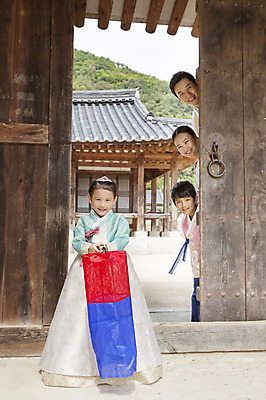 포토 JPG 주간 전신 여자 명절 남자 딸 아들 얼굴 어린이 가족 엄마 한옥 서기 웃음 들기 사람 동양인 여러명 상반신 야외 앞모습 신체부위 설날 문 추석 유치원생 한국인 아빠 한복 청사초롱 대문 여자만 국내포토 자연요소 한국전통 전통 기념일 뷰포인트 다수 고건축 관계 모션 표정 인종 전통의상 초롱 파일형식