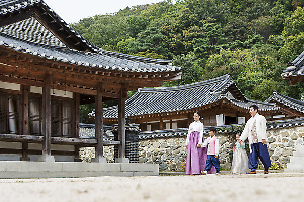 포토 JPG 주간 전신 여자 명절 남자 딸 아들 어린이 가족 엄마 한옥 서기 사람 동양인 여러명 야외 30대 설날 걷기 추석 산책 유치원생 한국인 아빠 한복 국내포토 자연요소 한국전통 전통 기념일 다수 고건축 관계 모션 휴식 인종 장년 전통의상 파일형식
