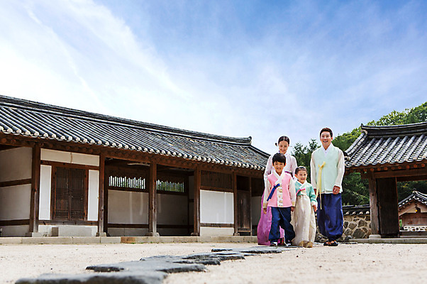 포토 JPG 주간 전신 여자 명절 남자 딸 아들 어린이 가족 엄마 한옥 서기 웃음 사람 동양인 여러명 성인 야외 30대 설날 걷기 추석 산책 유치원생 한국인 아빠 한복 국내포토 자연요소 한국전통 전통 기념일 다수 고건축 관계 모션 휴식 표정 인종 장년 전통의상 파일형식