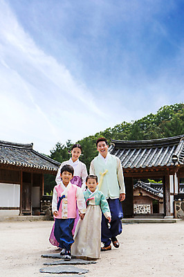 포토 JPG 주간 전신 여자 명절 남자 딸 아들 어린이 가족 엄마 한옥 서기 웃음 사람 동양인 여러명 성인 야외 앞모습 30대 설날 걷기 추석 산책 유치원생 한국인 아빠 한복 국내포토 자연요소 한국전통 전통 기념일 뷰포인트 다수 고건축 관계 모션 휴식 표정 인종 장년 전통의상 파일형식