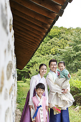 포토 JPG 주간 전신 여자 명절 남자 딸 아들 어린이 가족 안기 엄마 서기 웃음 사람 동양인 여러명 상반신 성인 야외 앞모습 30대 설날 추석 유치원생 한국인 아빠 한복 국내포토 자연요소 한국전통 전통 기념일 뷰포인트 다수 관계 모션 표정 인종 장년 전통의상 파일형식