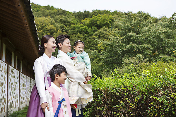 포토 JPG 주간 전신 식물 응시 여자 명절 남자 딸 아들 어린이 가족 안기 엄마 서기 웃음 사람 동양인 여러명 상반신 성인 야외 30대 설날 추석 유치원생 한국인 아빠 한복 국내포토 자연요소 한국전통 전통 시선 기념일 다수 관계 모션 표정 인종 장년 전통의상 파일형식