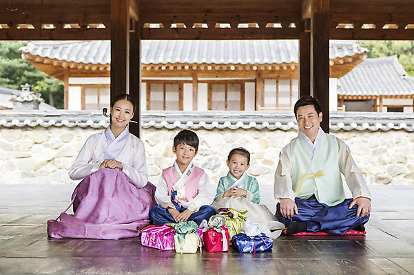 포토 JPG 전신 여자 명절 남자 딸 아들 어린이 가족 엄마 실내 선물 웃음 사람 앉기 동양인 여러명 성인 앞모습 30대 선물상자 설날 추석 유치원생 한국인 마루 아빠 한복 손모으기 추석선물 설선물 국내포토 한국전통 전통 기념일 뷰포인트 다수 관계 모션 바닥 표정 인종 손짓 내부 장년 상자 전통의상 파일형식 명절선물