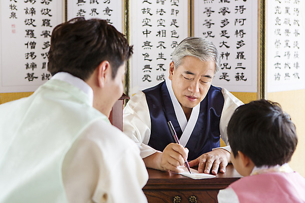 포토 JPG 한국문화 전통 명절 할아버지 노년 남자 전통문화 가족 사람 동양인 상반신 성인 앞모습 뒷모습 세명 설날 추석 한국인 60대 한복 병풍 차례준비 남자만 성인남자만 노인만 성인만 노인남자만 국내포토 동양문화 한국전통 기념일 문화 뷰포인트 관계 한국 인종 전통의상 준비 파일형식