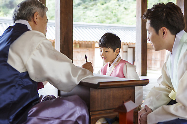 포토 JPG 한국문화 전통 명절 할아버지 노년 남자 전통문화 아들 어린이 가족 손자 실내 사람 앉기 동양인 성인 옆모습 세명 30대 설날 추석 유치원생 한국인 아빠 60대 한복 삼대 손주 차례준비 남자만 국내포토 동양문화 한국전통 기념일 문화 뷰포인트 관계 모션 한국 인종 내부 장년 전통의상 준비 파일형식