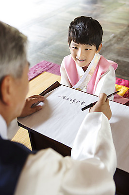 포토 JPG 한국문화 전통 명절 할아버지 남자 전통문화 어린이 가족 손자 실내 사람 동양인 상반신 두명 설날 추석 유치원생 한국인 한복 손주 차례준비 남자만 국내포토 동양문화 한국전통 기념일 노년 문화 관계 한국 인종 내부 전통의상 준비 파일형식