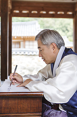 포토 JPG 한국문화 전통 할아버지 노년 남자 전통문화 한명 사람 앉기 동양인 상반신 옆모습 아웃포커스 한국인 60대 한복 차례준비 남자만 남자한명만 노인만 노인남자만 노인남자한명만 국내포토 1 동양문화 한국전통 문화 뷰포인트 모션 한국 촬영기법 인종 성인 전통의상 준비 성인만 파일형식