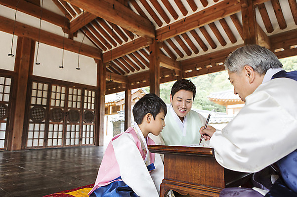 포토 JPG 한국문화 전통 명절 할아버지 노년 남자 전통문화 아들 어린이 가족 손자 한옥 실내 사람 앉기 동양인 상반신 성인 세명 30대 설날 추석 유치원생 한국인 아빠 60대 한복 삼대 손주 차례준비 남자만 국내포토 동양문화 한국전통 기념일 문화 고건축 관계 모션 한국 인종 내부 장년 전통의상 준비 파일형식