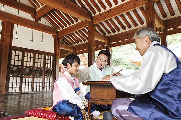 포토 JPG 한국문화 전통 명절 할아버지 노년 남자 전통문화 아들 어린이 가족 손자 한옥 실내 웃음 사람 앉기 동양인 성인 세명 30대 설날 추석 유치원생 한국인 아빠 60대 한복 삼대 손주 차례준비 남자만 국내포토 동양문화 한국전통 기념일 문화 고건축 관계 모션 한국 표정 인종 내부 장년 전통의상 준비 파일형식