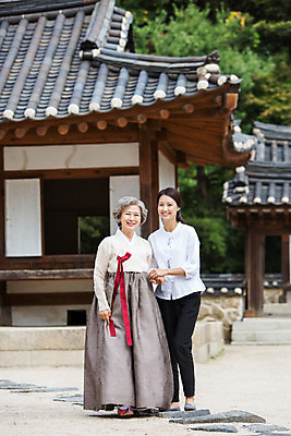 포토 JPG 주간 전신 여자 노년 할머니 가족 엄마 한옥 서기 웃음 사람 동양인 성인 야외 두명 앞모습 30대 손잡기 산책 한국인 60대 한복 며느리 시어머니 여자만 성인여자만 성인만 국내포토 자연요소 한국전통 뷰포인트 고건축 관계 모션 휴식 표정 인종 장년 전통의상 파일형식 시부모님